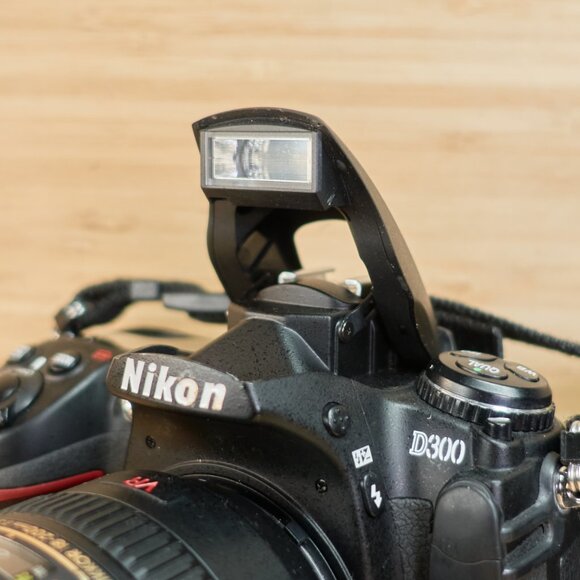 Nikon D300 dslr Camera 12.3MP with Nikkor AF-S DX VR 18-200mm Lens - Picture 4 of 12
